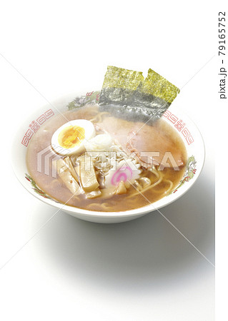 チャーシューなど色々な具材が乗っている屋台で食べるような昔ながらの熱々醤油ラーメンを白背景で撮影 79165752