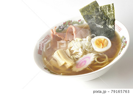 チャーシューなど色々な具材が乗っている屋台で食べるような昔ながらの熱々醤油ラーメンを白背景で撮影 79165763