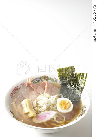 チャーシューなど色々な具材が乗っている屋台で食べるような昔ながらの熱々醤油ラーメンを白背景で撮影 79165775