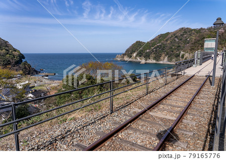 兵庫県香美町にある余部橋梁の線路から見る山陰海岸と海沿いの集落 兵庫県香美町にある余部橋梁の線路から見る山陰海岸と海沿いの集落 79165776
