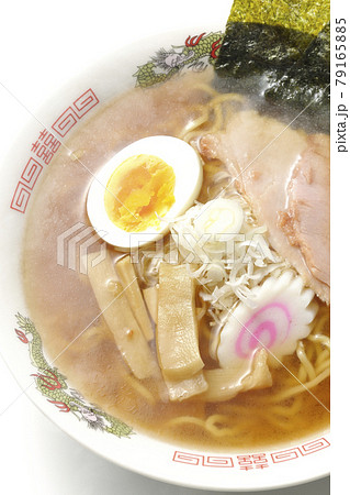 チャーシューなど色々な具材が乗っている昔ながらの熱々醤油ラーメンを白背景で俯瞰撮影 79165885