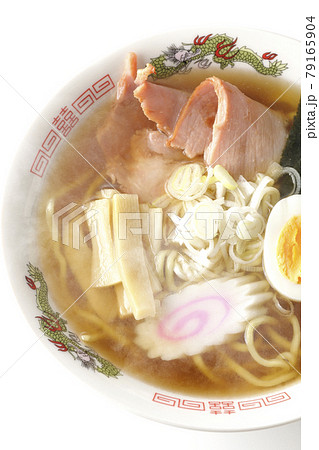 チャーシューなど色々な具材が乗っている昔ながらの熱々醤油ラーメンを白背景で俯瞰撮影 79165904