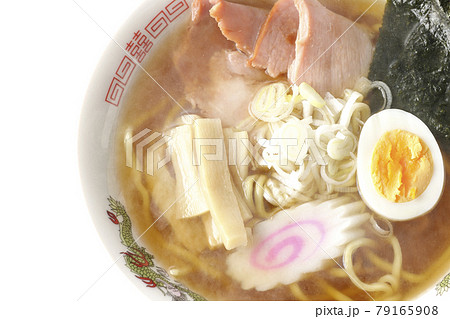 チャーシューなど色々な具材が乗っている昔ながらの熱々醤油ラーメンを白背景で俯瞰撮影 チャーシューなど色々な具材が乗っている昔ながらの熱々醤油ラーメンを白背景で俯瞰撮影 79165908