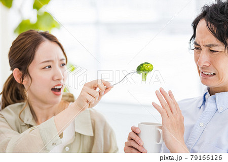 若いカップルの朝食。ブロッコリーが苦手な男性と食べて貰いたい女性 若いカップルの朝食。ブロッコリーが苦手な男性と食べて貰いたい女性 79166126