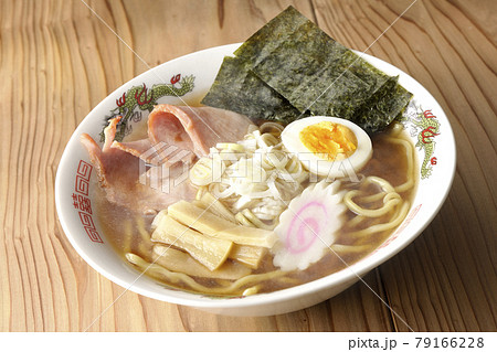 チャーシュー、メンマ、鳴門、ゆで卵、葱、海苔が乗っている屋台で食べるようなシンプルな熱々醤油ラーメン 79166228