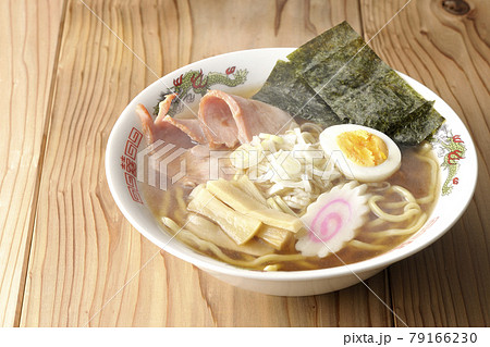 チャーシュー、メンマ、鳴門、ゆで卵、葱、海苔が乗っている屋台で食べるようなシンプルな熱々醤油ラーメン 79166230