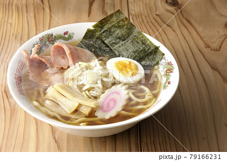 チャーシュー、メンマ、鳴門、ゆで卵、葱、海苔が乗っている屋台で食べるようなシンプルな熱々醤油ラーメン チャーシュー、メンマ、鳴門、ゆで卵、葱、海苔が乗っている屋台で食べるようなシンプルな熱々醤油ラーメン 79166231
