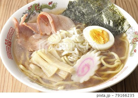 チャーシュー、メンマ、鳴門、ゆで卵、葱、海苔が乗っている屋台で食べるようなシンプルな熱々醤油ラーメン 79166235