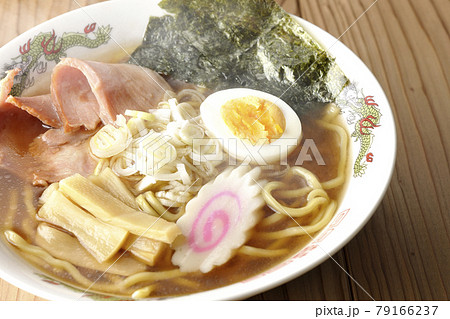 チャーシュー、メンマ、鳴門、ゆで卵、葱、海苔が乗っている屋台で食べるようなシンプルな熱々醤油ラーメン 79166237