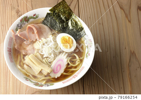 チャーシュー、メンマ、鳴門等が乗っている屋台で食べるようなシンプルな熱々醤油ラーメンを俯瞰で撮影 79166254