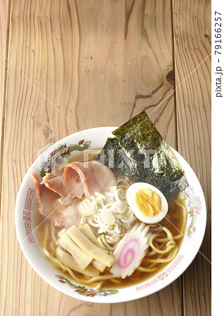 チャーシュー、メンマ、鳴門等が乗っている屋台で食べるようなシンプルな熱々醤油ラーメンを俯瞰で撮影 チャーシュー、メンマ、鳴門等が乗っている屋台で食べるようなシンプルな熱々醤油ラーメンを俯瞰で撮影 79166257