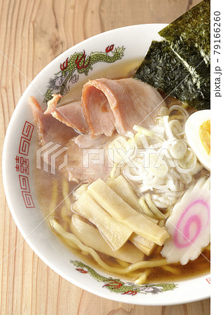 チャーシュー、メンマ、鳴門等が乗っている屋台で食べるようなシンプルな熱々醤油ラーメンを俯瞰で撮影 79166260