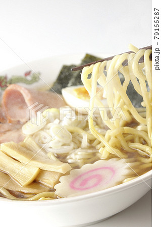 チャーシュー、メンマ、鳴門など色々な具材が乗っている屋台で食べるような熱々醤油ラーメンを食べる 79166287