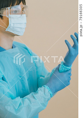 アイソレーションガウンとニトリル手袋を着用した医療従事者 79166305