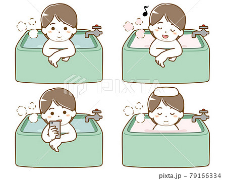 楽しくお風呂に入る太った若い男性 79166334