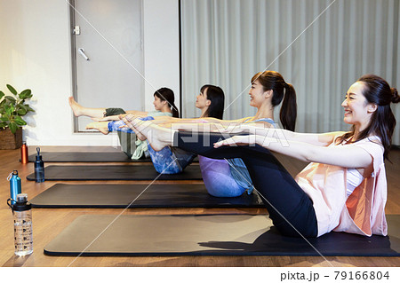 ヨガをする女性 79166804