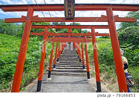 福岡県の人気観光スポット赤い鳥居が並ぶ浮羽稲荷神社参道の階段 79166853