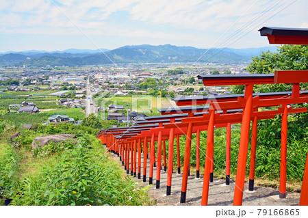 浮羽稲荷神社参道に並ぶ赤い鳥居と筑後平野の風景 79166865
