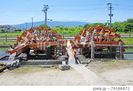 水しぶきを上げて回転する朝倉市の久重二連水車 79166872