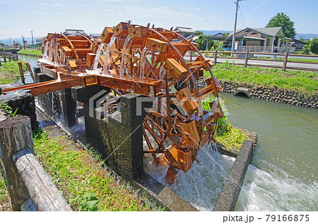 水しぶきを上げて回転する朝倉市の三島二連水車 水しぶきを上げて回転する朝倉市の三島二連水車 79166875