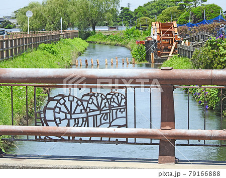 朝倉市の堀川用水に架かる橋と三島二連水車 79166888