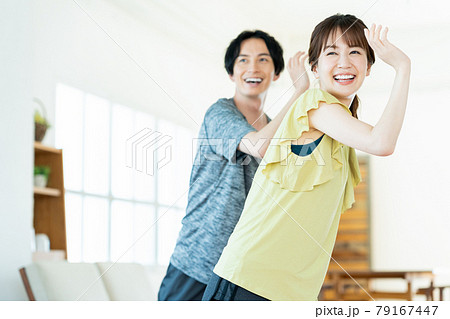 カップル　ダンス　エアロビ　夫婦　フィットネス　エクササイズ　ヨガ　リビング　ライフスタイル 79167447