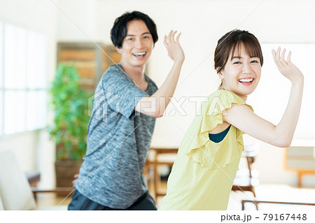 カップル　ダンス　エアロビ　夫婦　フィットネス　エクササイズ　ヨガ　リビング　ライフスタイル 79167448