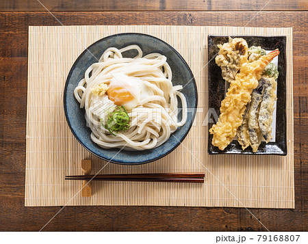 ぶっかけうどん　温玉　天ぷら盛り合わせ 79168807
