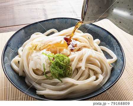 ぶっかけうどんに麺つゆを注ぐ ぶっかけうどんに麺つゆを注ぐ 79168809