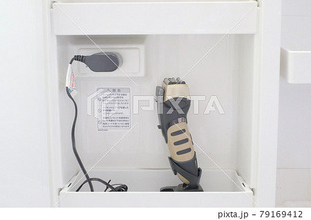 洗面台の扉収納　電動ひげそり　電動鼻毛カッター 79169412