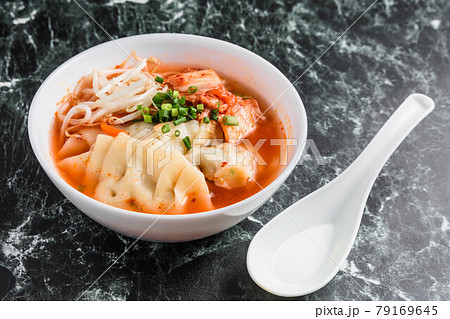 キムチ餃子スープ キムチ餃子スープ 79169645
