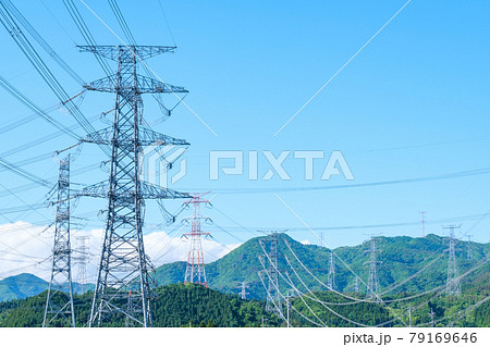 送電線と鉄塔 送電線と鉄塔 79169646