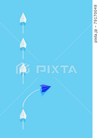 列からはみ出る紙飛行機 2 縦位置 列からはみ出る紙飛行機 2 縦位置 79170049