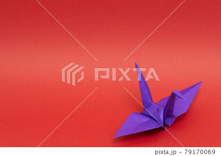 赤色の背景に紫色の折り鶴 79170069