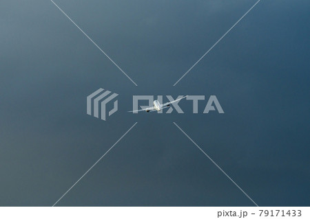 離陸後、上昇旋回するジェット旅客機 離陸後、上昇旋回するジェット旅客機 79171433