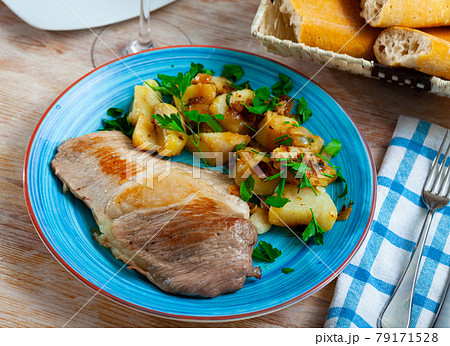 Fried Iberian pig served with potatoes Fried Iberian pig served with potatoes 79171528