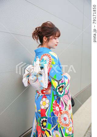 無機質な壁の前で伏し目の振袖の女性 無機質な壁の前で伏し目の振袖の女性 79171850