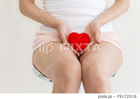 股にハートを持つ女性 79172019