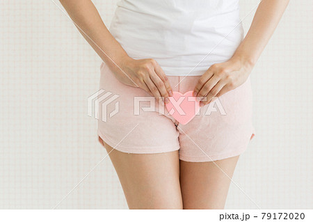 ハートを持つ女性 79172020