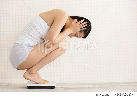 体重計に乗る女性 体重計に乗る女性 79172037