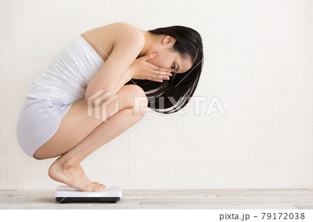体重計に乗る女性 体重計に乗る女性 79172038