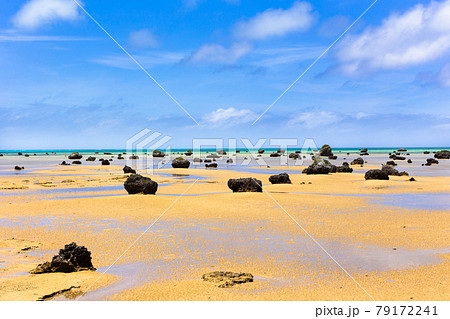 沖縄県宮古島市伊良部島、佐和田の浜・日本 79172241