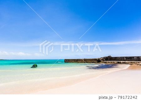 沖縄県宮古島、伊良部島の渡久地の浜・日本.. 79172242