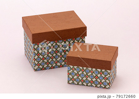 市松模様の箱、ピンク背景 79172660