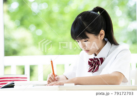 授業　女の子　中学生　真剣 79172703