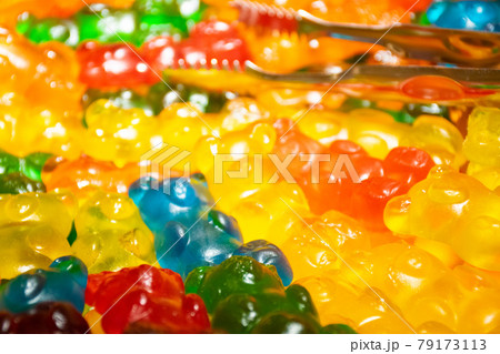 クマの形のグミの写真素材