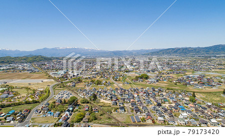 ［福島県］伊達市の街並みの空撮 79173420