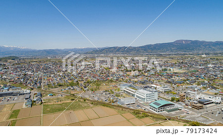 ［福島県］伊達市の街並みの空撮 79173424