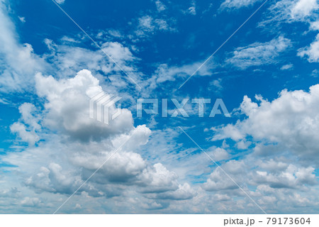 夏空 梅雨の晴れ間に湧き上がり連なる積乱雲　d-3 ライトトーン 79173604