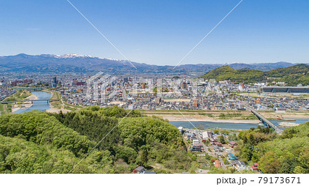 ［福島県］福島市の町並みの空撮 79173671